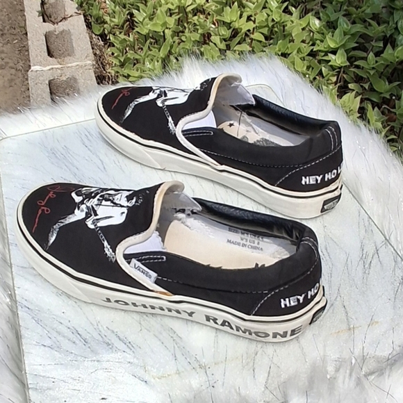 Vans + Johnny Ramone Graphic Signature Black Classic Shoes Unisex M6.5, W8 - Picture 7 of 16